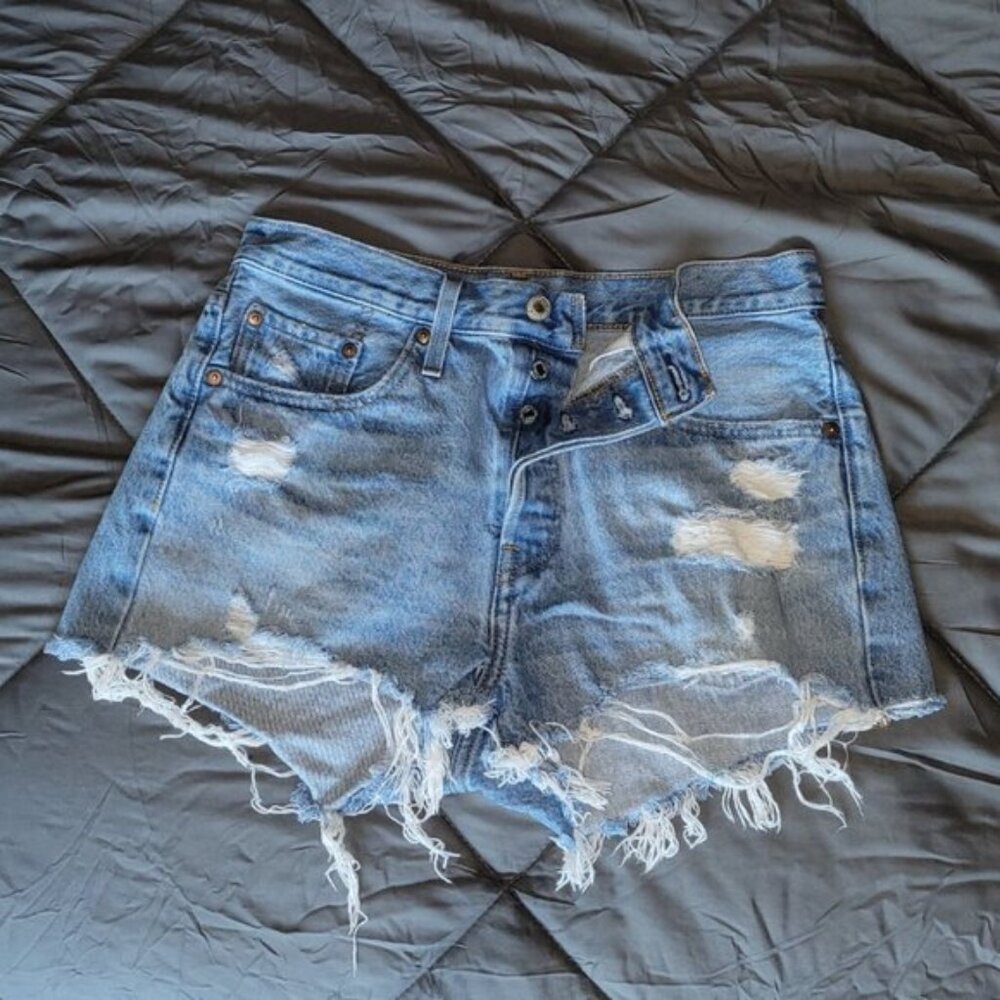 Women’s Levi’s 501 Distressed Button Fly Denim CutOff Jean Shorts Size 28
